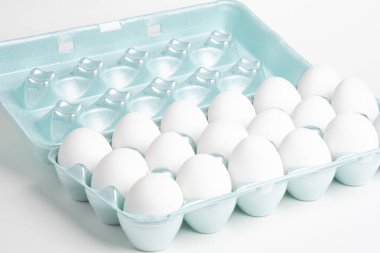 Bir tepsi beyaz yumurta.