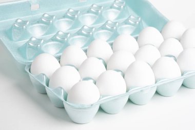 Bir tepsi beyaz yumurta.