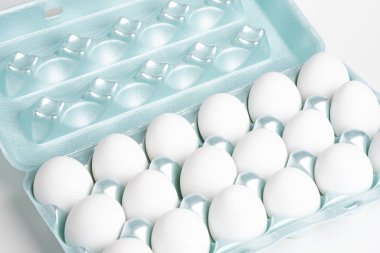 Bir tepsi beyaz yumurta.