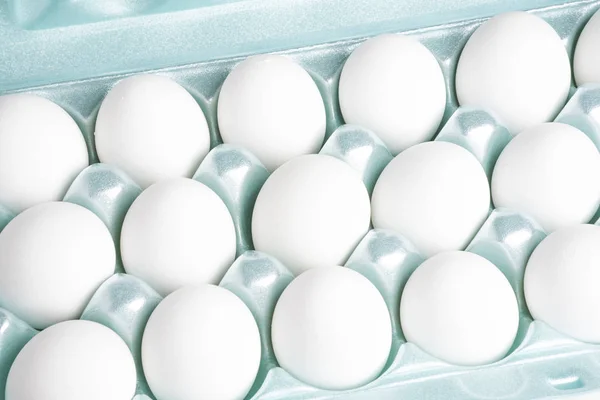 Una bandeja de huevos blancos — Foto de Stock