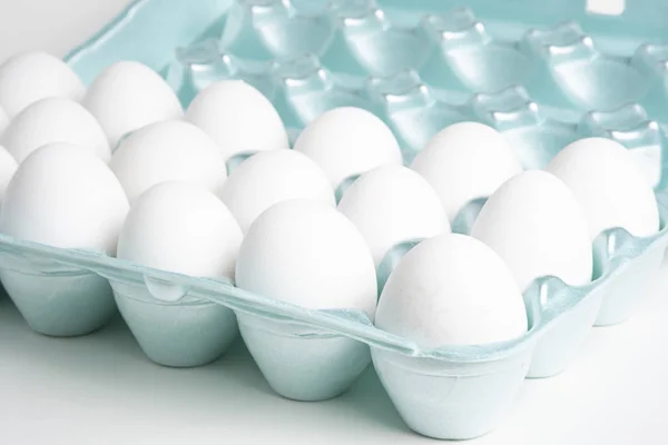 Una bandeja de huevos blancos —  Fotos de Stock