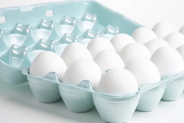 Ein Tablett mit weißen Eiern — Stockfoto
