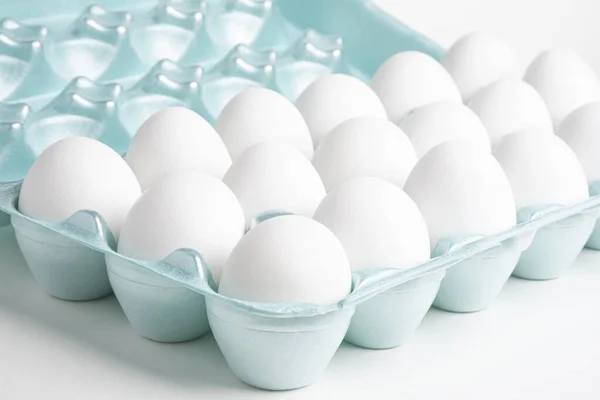 Una bandeja de huevos blancos — Foto de Stock