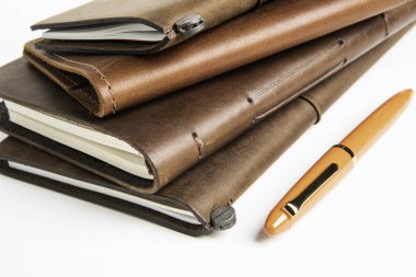 Deri ciltli Günlükler ve Turuncu Dolma Kalem