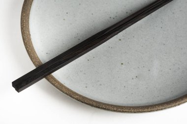 Taş levhalı bir çift çubuk.