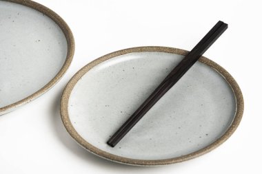 Taş levhalı bir çift çubuk.