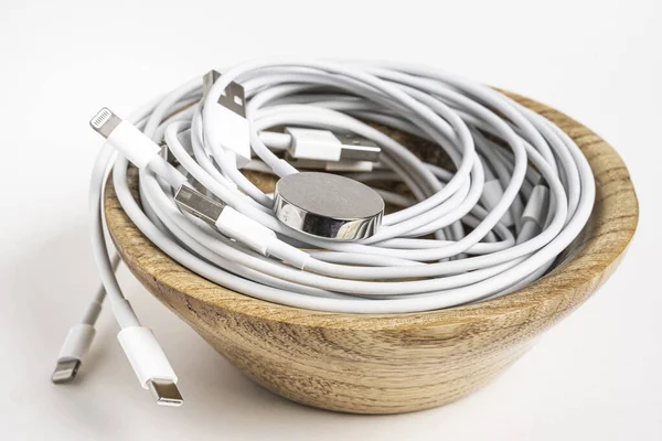 Cavi Apple bianchi vorticosi in ciotola di legno — Foto Stock