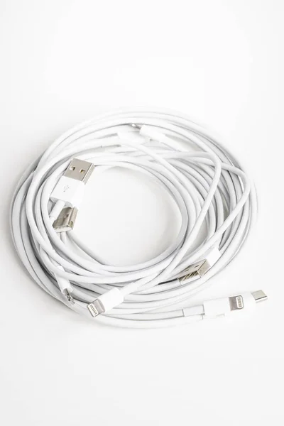 Een werveling van witte Apple kabels — Stockfoto