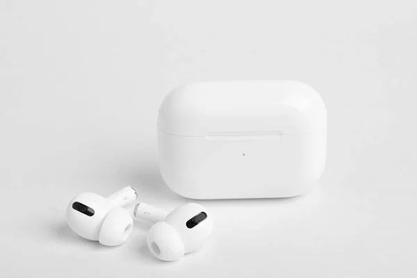 Manzana AirPods Pro brota con el caso de carga cerrada —  Fotos de Stock