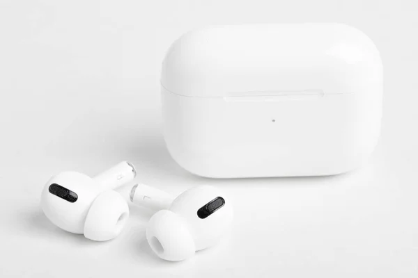 Manzana AirPods Pro brota con el caso de carga cerrada —  Fotos de Stock