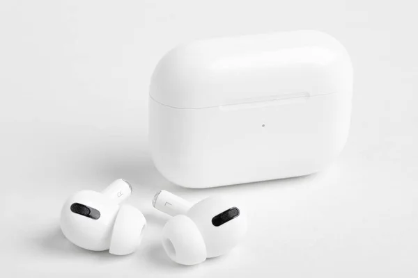 Manzana AirPods Pro brota con el caso de carga cerrada —  Fotos de Stock