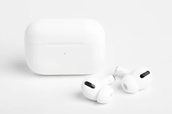 Manzana AirPods Pro brota con el caso de carga cerrada —  Fotos de Stock