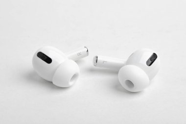 Bir çift Apple Airpod Pro Tomurcukları