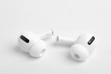 Bir çift Apple Airpod Pro Tomurcukları