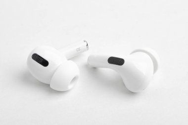 Bir çift Apple Airpod Pro Tomurcukları