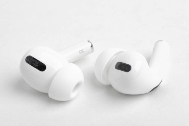 Bir çift Apple Airpod Pro Tomurcukları