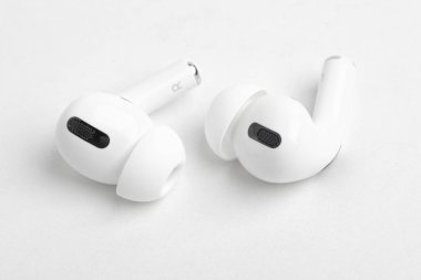 Bir çift Apple Airpod Pro Tomurcukları