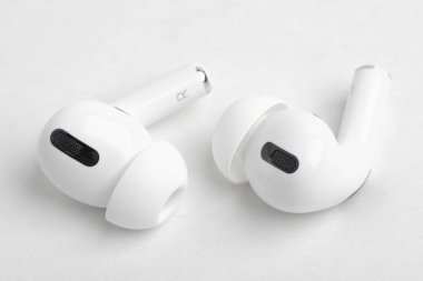 Bir çift Apple Airpod Pro Tomurcukları
