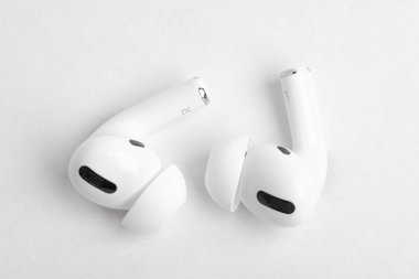 Bir çift Apple Airpod Pro Tomurcukları