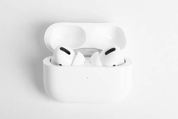 Apple AirPods Pro brota dentro del caso de carga abierta —  Fotos de Stock