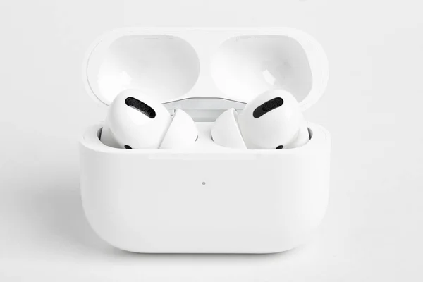 Apple AirPods Pro brota dentro del caso de carga abierta —  Fotos de Stock