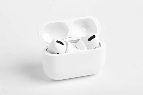 Apple AirPods Pro Buds dentro da caixa de carregamento aberta — Fotografia de Stock