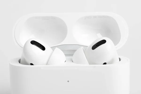 Apple AirPods Pro brota dentro del caso de carga abierta —  Fotos de Stock