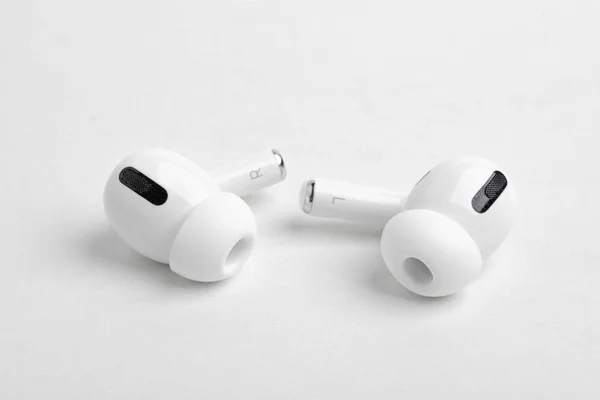 Um par de Apple AirPods Pro Buds — Fotografia de Stock