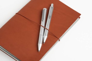 İki tükenmez kalemli Kırmızı Deri Günlük Kapağı