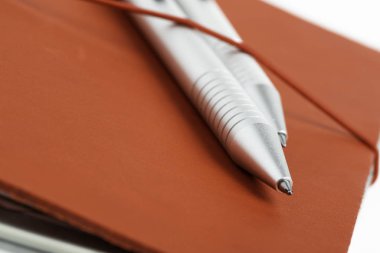 İki tükenmez kalemli Kırmızı Deri Günlük Kapağı
