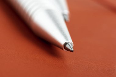 İki tükenmez kalemli Kırmızı Deri Günlük Kapağı