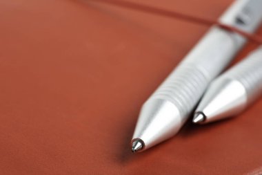 İki tükenmez kalemli Kırmızı Deri Günlük Kapağı