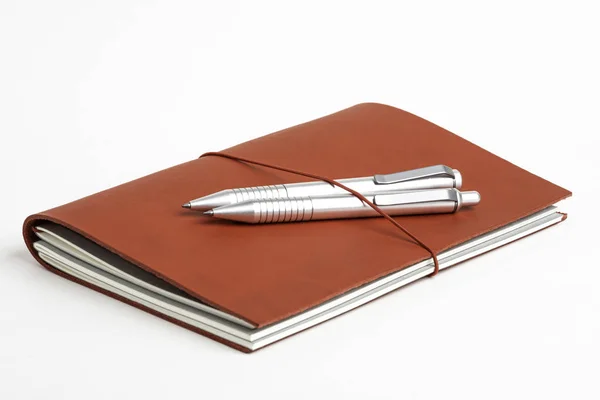 Red Leather Journal Cover met twee balpen — Stockfoto