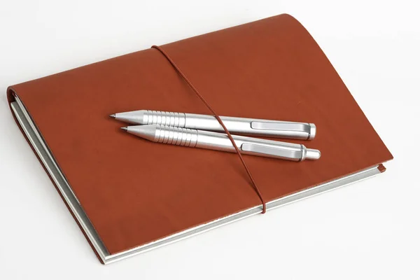 Red Leather Journal Cover met twee balpen — Stockfoto