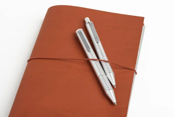 İki tükenmez kalemli Kırmızı Deri Günlük Kapağı — Stok fotoğraf