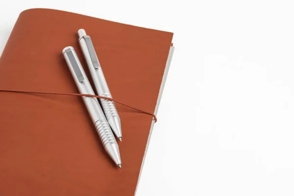 Roter Leder-Tagebucheinband mit zwei Kugelschreibern — Stockfoto