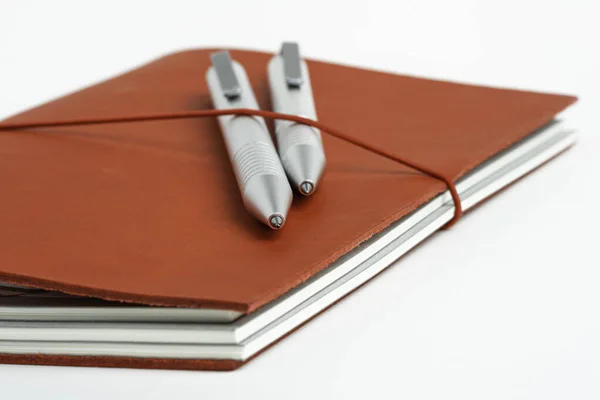 Couverture de journal en cuir rouge avec deux stylos à bille — Photo