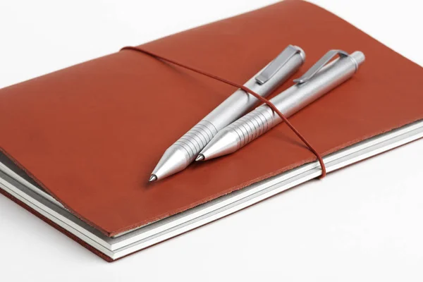 Red Leather Journal Cover met twee balpen — Stockfoto