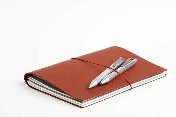 Cubierta de diario de cuero rojo con dos bolígrafos — Foto de Stock