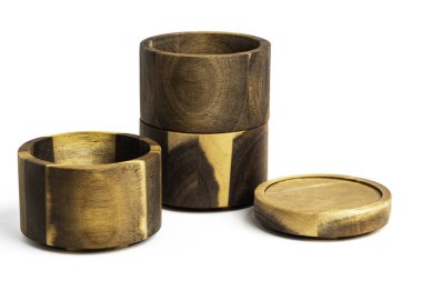Bambu Ağaç Kapları Yığılıyor