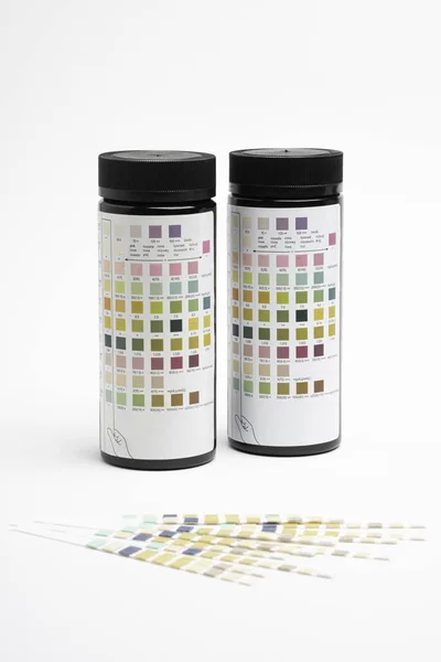 Tiras de prueba de orina y botellas con marcadores de guía — Foto de Stock