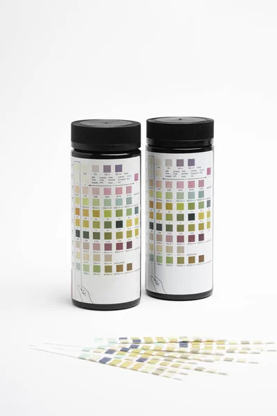 Urine Test Strips & flessen met gids markeringen — Stockfoto