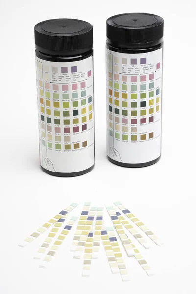 Urine Test Strips & flessen met gids markeringen — Stockfoto