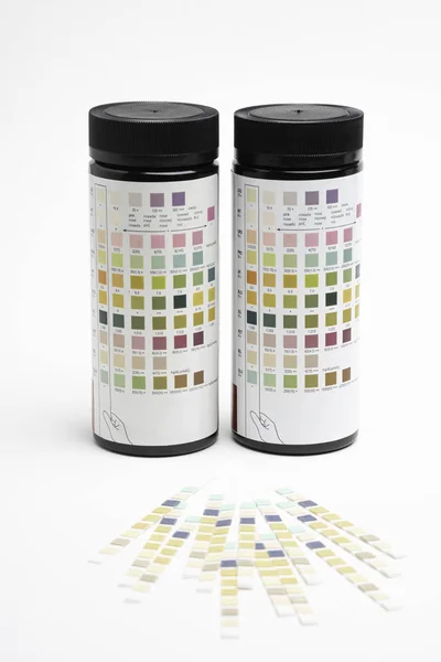 Tiras de prueba de orina y botellas con marcadores de guía — Foto de Stock