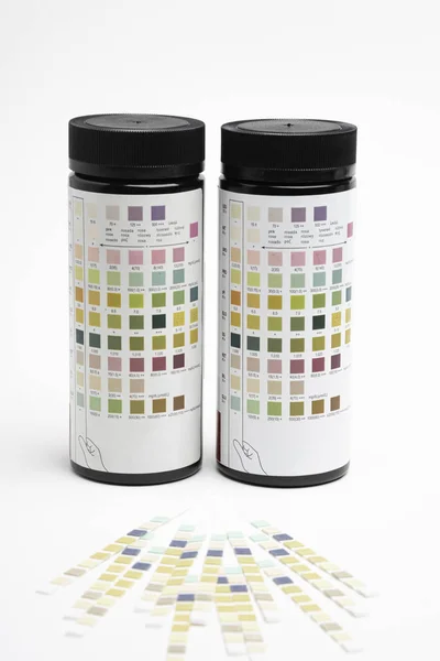 Urine Test Strips & flessen met gids markeringen — Stockfoto