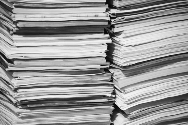 Uma pilha alta de papéis, documentos e revistas — Fotografia de Stock