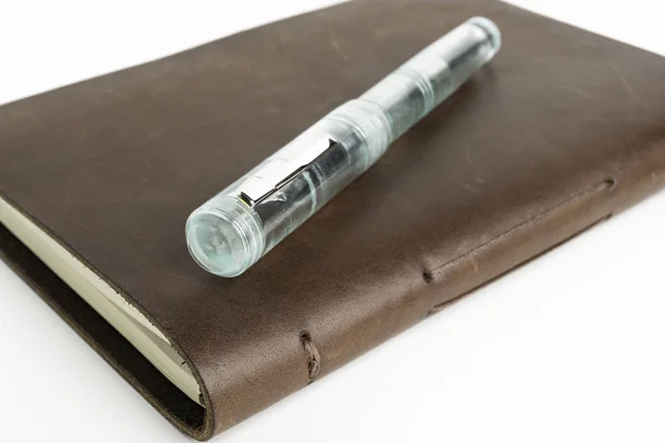 Brown Leather Journal e caneta fonte de vidro verde — Fotografia de Stock