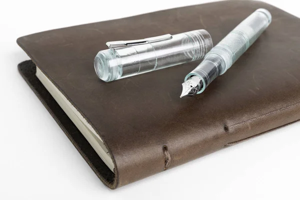 Kahverengi Deri Günlük ve Yeşil Cam Dolma Kalem