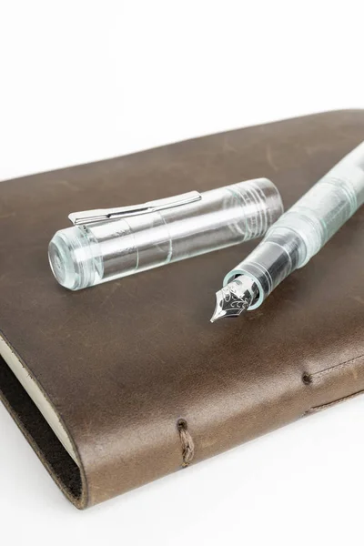 Brown Leather Journal and Green Glass Fountain Pen — стокове фото