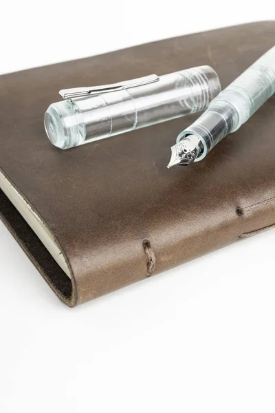 Bruin lederen dagboek en groene glazen vulpen — Stockfoto